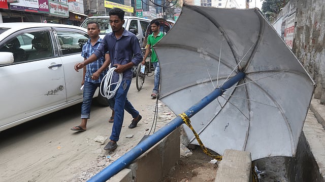 ভেঙে পড়ে আছে ট্রাফিক পুলিশের জন্য স্থাপিত ছাতাটি। ছবিটি রোববার দুপুরে রাজধানীর গ্রিন রোড থেকে তোলা। ছবি: আবদুস সালাম
