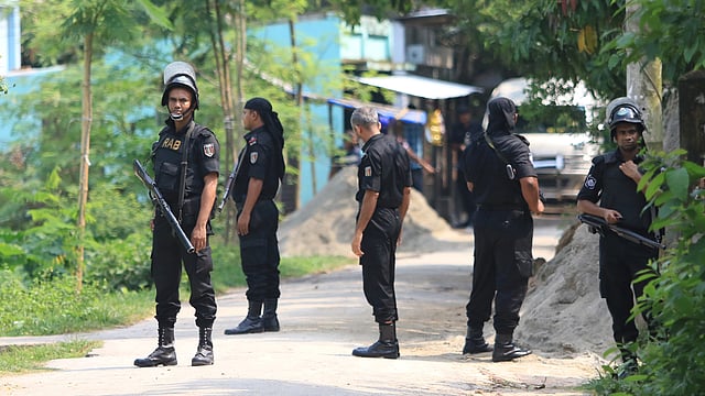 নরসিংদীর গাবতলীর উত্তরপাড়ার সন্দেহভাজন জঙ্গি আস্তানাটি ঘিরে রেখেছেন র‍্যাব সদস্যরা। ছবিটি রোববার সকালে তোলা। ছবি: আশরাফুল আলম
