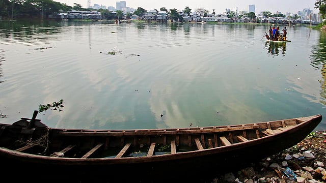 নিরাপত্তার কারণে রাজধানীর গুলশান-বনানী এলাকার লেকে নৌকা চলাচল বন্ধ রাখা হয়েছে। কড়াইল বস্তিতে যাতায়াত করতে ব্যবহৃত হচ্ছে ভেলা। ছবিটি আজ রোববার সকালে তোলা। ছবি: সাবিনা ইয়াসমিন