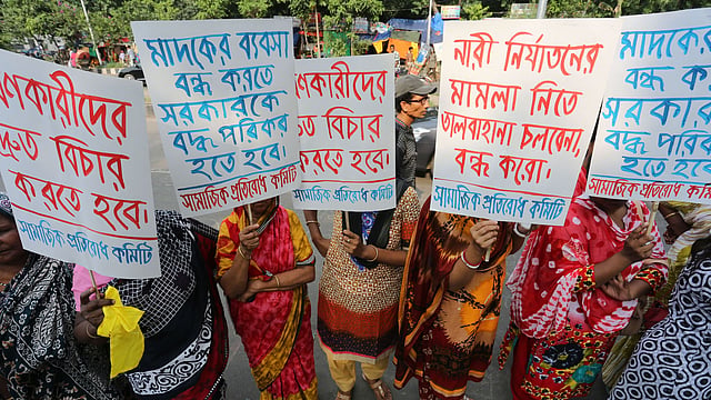 ধর্ষণকারীদের দ্রুত বিচারের দাবিতে রোববার রাজধানীর শাহবাগ মোড়ে সমাবেশ করে সামাজিক প্রতিরোধ কমিটি। সমাবেশে অংশ নেওয়া নারীরা প্ল্যাকার্ড নিয়ে প্রতিবাদ জানান। ছবি: জাহিদুল করিম