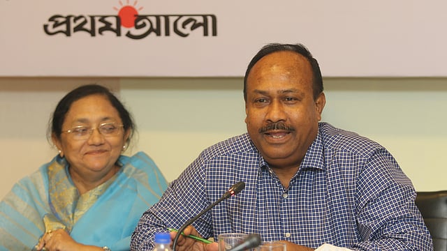 প্রথম আলো-কেয়ার বাংলাদেশ আয়োজিত ‘মজুরিবৈষম্য ও কৃষি খাতে নারীর সমতা’ শীর্ষক গোলটেবিল বৈঠকে শ্রম ও কর্মসংস্থান প্রতিমন্ত্রী মুজিবুল হক চুন্নু এবং জাসদ নেত্রী শিরিন আখতার। রোববার বিকেলে রাজধানীর প্রথম আলো কার্যালয় থেকে তোলা। ছবি: আবদুস সালাম