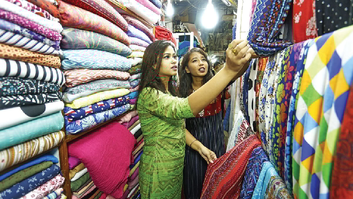 ঢাকার বিভিন্ন বাজারে কম দামে ভালো মানের পোশাক কিনতে পাওয়া যায়। মডেল: রুসি ও সুমিতা, ছবি: সুমন ইউসুফ