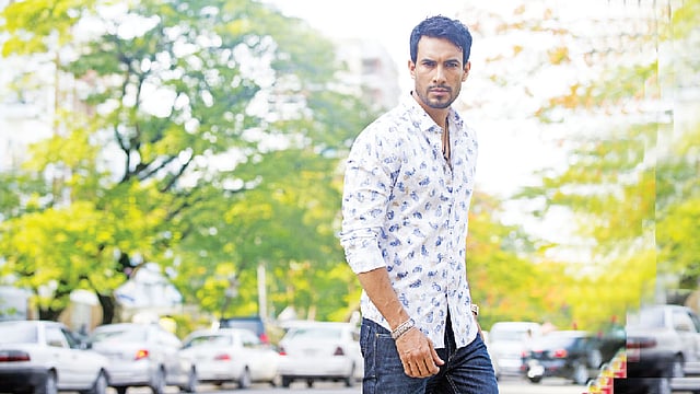 গরমে স্বস্তি দেবে হালকা রঙের শার্ট। নকশার এ আয়োজনে মডেল হয়েছেন আসিফ আজিম। পোশাক: ক্যাটস আই, ছবি: কবির হোসেন