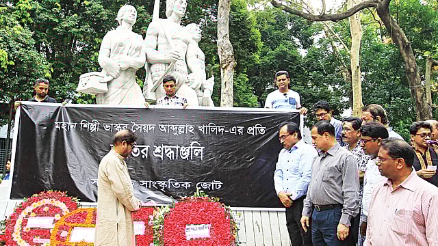 ভাস্কর সৈয়দ আবদুল্লাহ খালিদের মরদেহ গতকাল তাঁর অমর সৃষ্টি ঢাকা বিশ্ববিদ্যালয়ের ‘অপরাজেয় বাংলা’র সামনে আনা হয়। এ সময় সংস্কৃতিমন্ত্রী আসাদুজ্জামান নূরসহ সংস্কৃতিকর্মীরা সেখানে শ্রদ্ধা নিবেদন করেন l ছবি: প্রথম আলো
