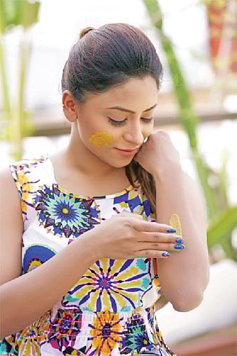 চন্দন ত্বককে ঠান্ডা রাখে। মডেল: ফারিয়া, কৃতজ্ঞতা: হারমনি স্পা, ছবি: কবির হোসেন