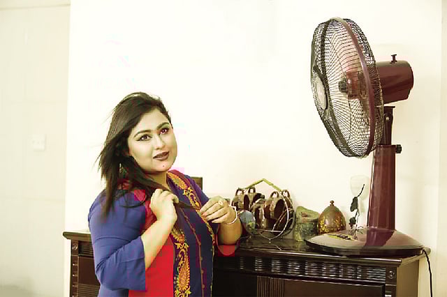 গরমে স্বস্তি এনে দেবে বৈদ্যুতিক পাখা। মডেল: সুবা, ছবি: সুমন ইউসুফ