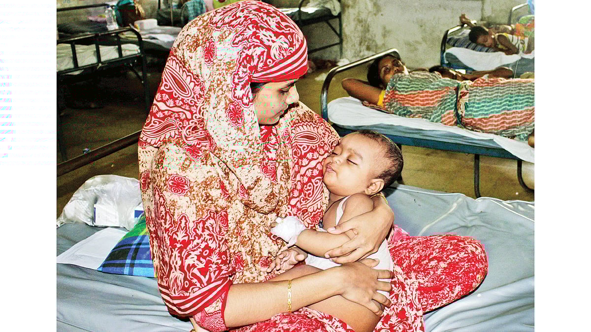 চট্টগ্রাম মেডিকেল কলেজ হাসপাতালে শিশুস্বাস্থ্য বিভাগে রোগী ভর্তি বেড়েছে। গতকাল দুপুরে তোলা ছবি l প্রথম আলো