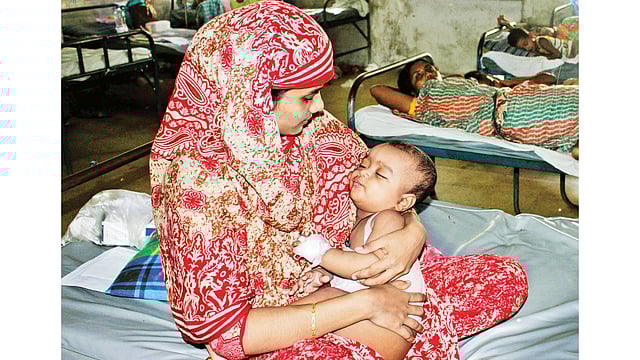 চট্টগ্রাম মেডিকেল কলেজ হাসপাতালে শিশুস্বাস্থ্য বিভাগে রোগী ভর্তি বেড়েছে। গতকাল দুপুরে তোলা ছবি l প্রথম আলো