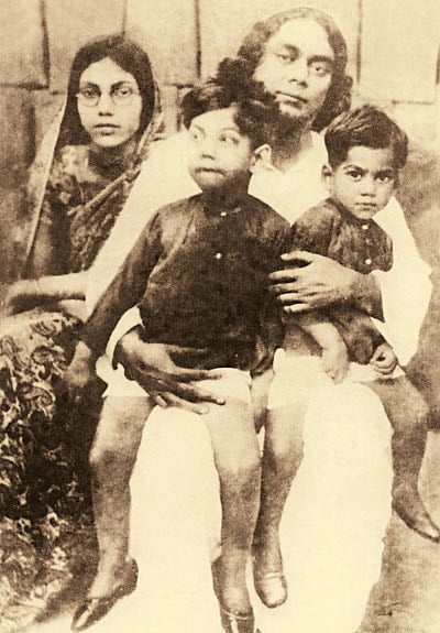 কাজী নজরুলের কোলে দুই ছেলে সব্যসাচী ও অনিরুদ্ধ, পাশে স্ত্রী প্রমিলা দেবী, ছবিটি আনুমানিক ১৯৩৩-৩৪ সালে তোলা l ছবি: সংগৃহীত