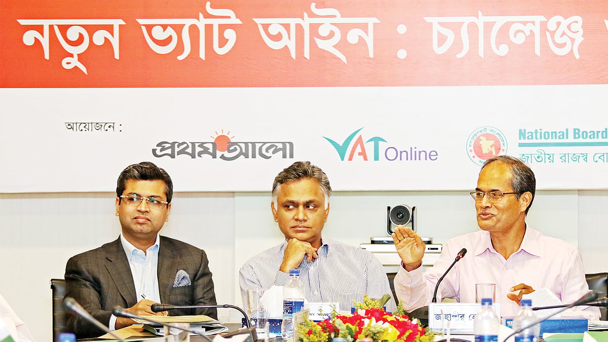 গোলটেবিল বৈঠকে বক্তব্য দেন এনবিআরের সদস্য (ভ্যাট নীতি) জাহাঙ্গীর হোসেন, পাশে রয়েছেন (ডান থেকে) এমসিসিআইয়ের সাবেক সভাপতি সৈয়দ নাসিম মঞ্জুর, এফবিসিসিআইয়ের জ্যেষ্ঠ সহসভাপতি শেখ ফজলে ফাহিম l ছবি: প্রথম আলো