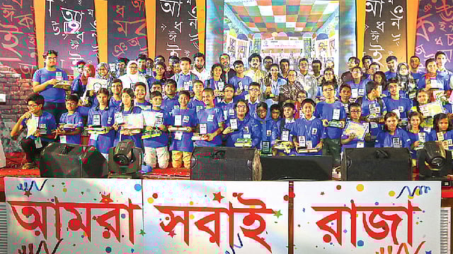 আঞ্চলিক পর্ব থেকে বিজয়ী হয়ে জাতীয় উৎসবের টিকিট পেয়েছিল ৭৪৪ শিক্ষার্থী। তাদের মধ্যে পুরস্কার পেয়েছে ৭২ জন। ছবি: প্রথম আলো