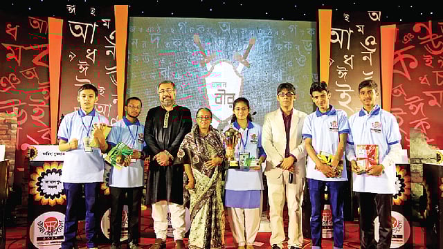 সেরা বানানবীরদের সঙ্গে এইচএসবিসির ডেপুটি সিইও মাহবুবুর রহমান (বাঁ থেকে তৃতীয়), কথাসাহিত্যিক সেলিনা হোসেন ও বানানবীর পর্বের সঞ্চালক হারুন অর রশীদ