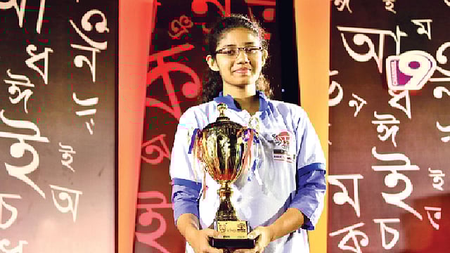 সেরা বানানবীরদের সঙ্গে এইচএসবিসির ডেপুটি সিইও মাহবুবুর রহমান (বাঁ থেকে তৃতীয়), কথাসাহিত্যিক সেলিনা হোসেন ও বানানবীর পর্বের সঞ্চালক হারুন অর রশীদ