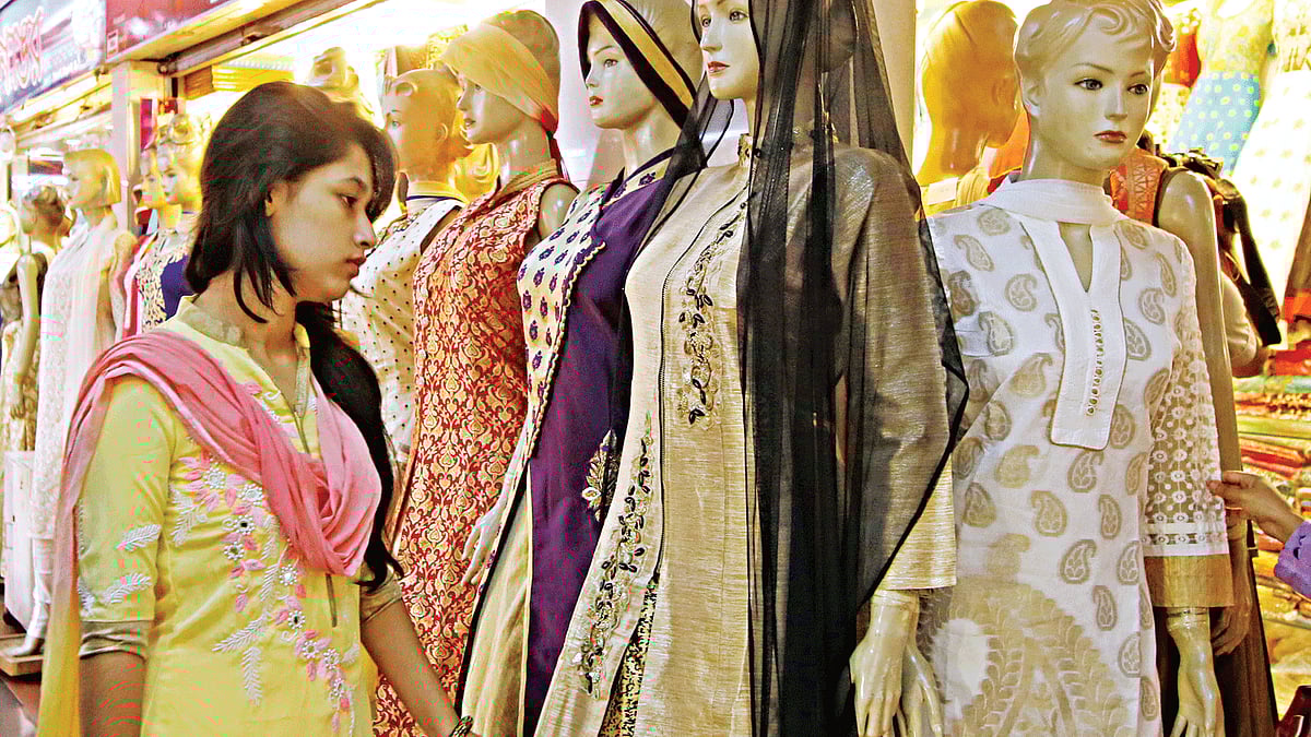 প্রতিবারের মতো এবারের ঈদেও ভিন্ন ভিন্ন নামে পোশাক এসেছে মার্কেটগুলোতে। ‘সারারা’ নামের ঈদের পোশাক দেখছেন এক ক্রেতা। ছবিটি গতকাল রাজধানীর বসুন্ধরা শপিং মল থেকে তোলা l ছবি: প্রথম আলো