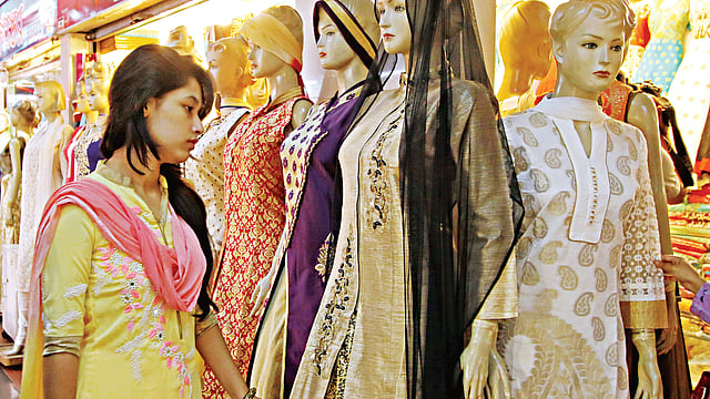 প্রতিবারের মতো এবারের ঈদেও ভিন্ন ভিন্ন নামে পোশাক এসেছে মার্কেটগুলোতে। ‘সারারা’ নামের ঈদের পোশাক দেখছেন এক ক্রেতা। ছবিটি গতকাল রাজধানীর বসুন্ধরা শপিং মল থেকে তোলা l ছবি: প্রথম আলো