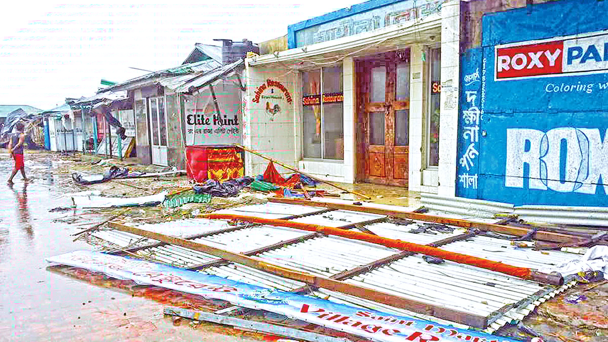 ঘূর্ণিঝড় ‘মোরা’র আঘাতে লন্ডভন্ড হয়ে গেছে সেন্ট মার্টিন দ্বীপের কয়েকটি খাবারের হোটেল ও দোকান। ছবিটি জেটিঘাট এলাকা থেকে গতকাল সকালে তোলা l প্রথম আলো