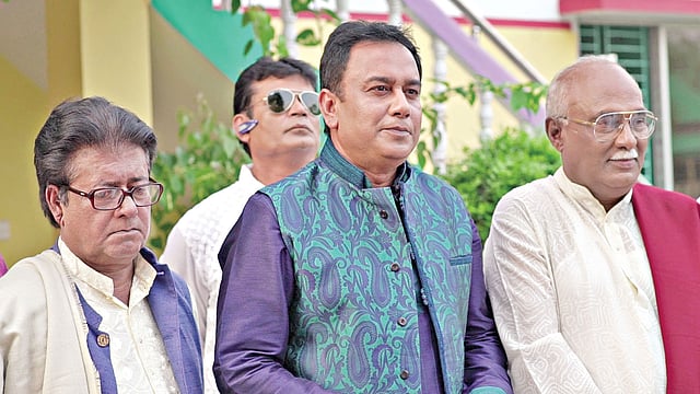 বিগশট টেলিছবির একটি দৃশ্যে মামুনুর রশীদ, রুমি, জাহিদ হাসান ও আমিরুল হক চৌধুরী
