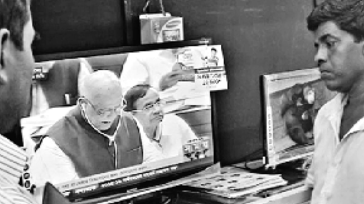 টেলিভিশনে অর্থমন্ত্রীর বাজেট বক্তৃতা শুনছে সাধারণ মানুষ l ফাইল ছবি