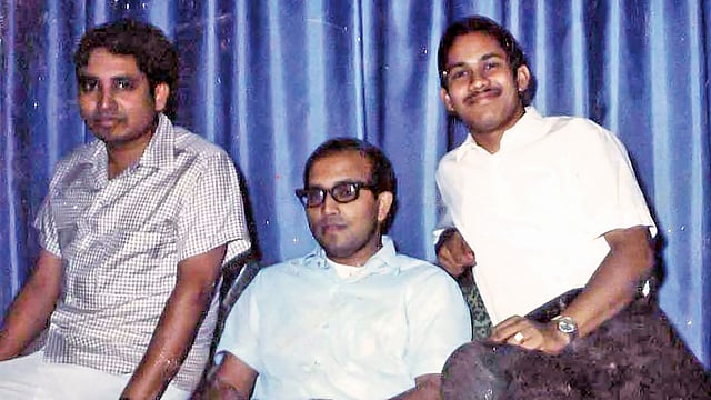 অন্যদের সঙ্গে তরুণ রফিক উদ্দিন আহমেদ (মাঝে)