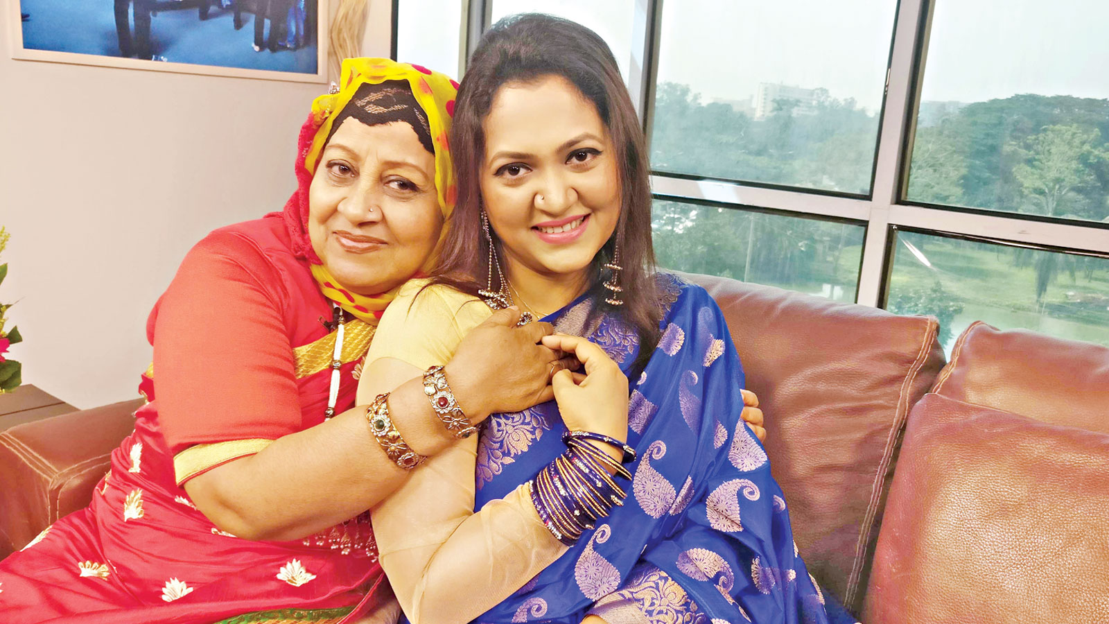 মা আনোয়ারা ও মেয়ে মুক্তি