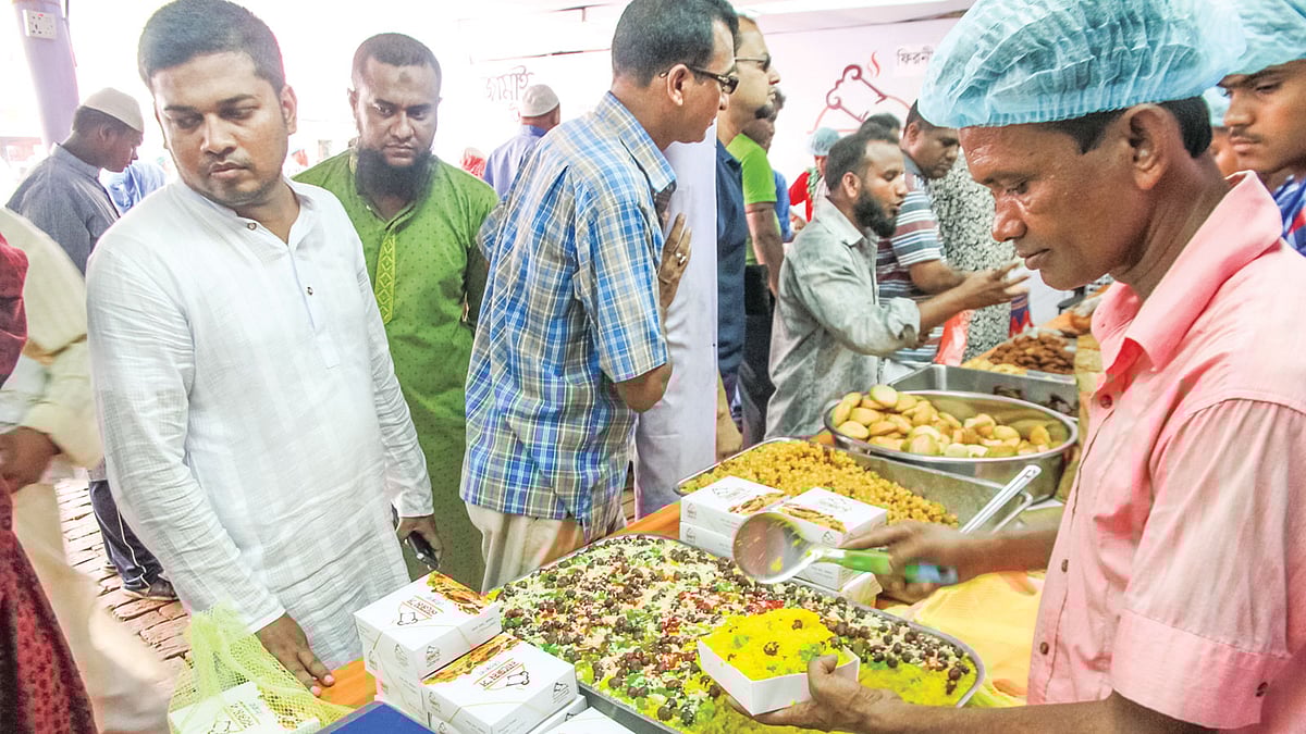বরিশালের ইফতারির বাজারে জনপ্রিয় শাহি জর্দা। ছবিটি নগরের বগুড়া রোড থেকে তোলা l প্রথম আলো