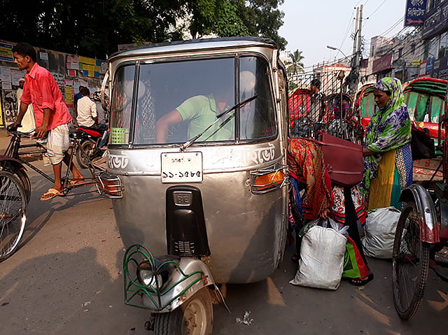 ব্যক্তিগত সিএনজি অটোরিকশার ভাড়ায় যাত্রী পরিবহনের অনুমতি নেই। তবু যাত্রী পরিবহন করছে এসব অটোরিকশা। ছবি: লুৎফরজামান