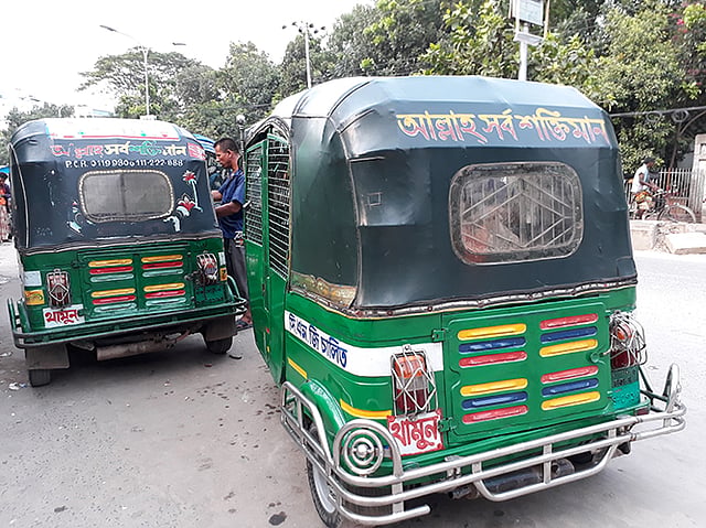 মিটারে যেতে চায় না সিএনজি অটোরিকশা। যাত্রী নেওয়ার জন্য রাস্তার পাশে দাঁড়িয়ে থাকে যত্রতত্র। ছবি: লুৎফরজামান
