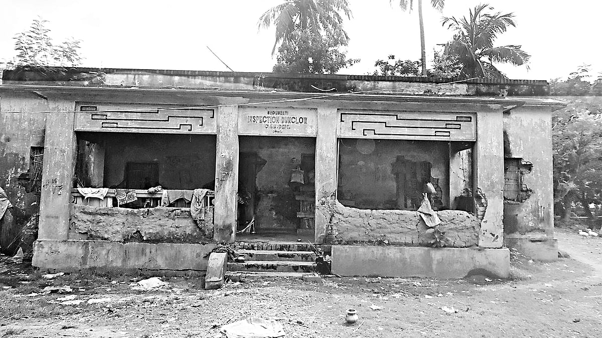 ঝিনাইদহের ডাকবাংলা বাজারের এ বাংলোটি অবহেলায় বিলুপ্ত হতে চলেছে l ছবি: প্রথম আলো