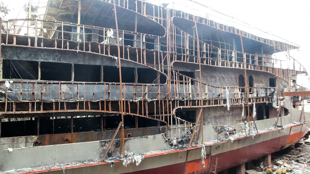 আর দুই-এক দিনের মধ্যে ঢাকা-বরিশাল নৌপথে যাত্রা শুরু করার কথা ছিল অ্যাডভেঞ্চার-৬ নামের জাহাজটির। তবে গতকাল মঙ্গলবার রাতে আগুন লেগে জাহাজটির প্রায় ৮০ ভাগ পুড়ে গেছে। ছবি: সাইয়ান
