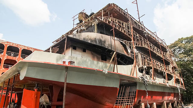 বরিশালের দপদপিয়ায় কীর্তনখোলা নদীর তীরবর্তী ডকইয়ার্ডে গতকাল মঙ্গলবার রাতে নির্মাণাধীন অ্যাডভেঞ্চার-৬ নামের জাহাজটিতে আগুন লাগে। ছবি: সাইয়ান
