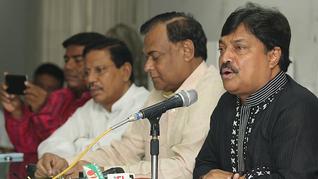 এবার নয়, ২০১৯ সালে ভ্যাট আইন-২০১২ বাস্তবায়নের দাবিতে বুধবার সকালে রাজধানীর রিপোর্টার্স ইউনিটি মিলনায়তনে সংবাদ সম্মেলন করে বাংলাদেশ দোকান মালিক সমিতি। সংবাদ সম্মেলনে সাংবাদিকদের বিভিন্ন প্রশ্নের উত্তর দেন সংগঠনটির সভাপতি হেলাল উদ্দিন। ছবি: আবদুস সালাম