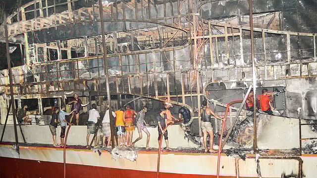 আগুন লাগার পর স্থানীয় লোকজন তা নেভানোর চেষ্টা করেন। পরে তাঁদের সঙ্গে যোগ দেন ফায়ার সার্ভিসের কর্মীরা। ছবি: সাইয়ান