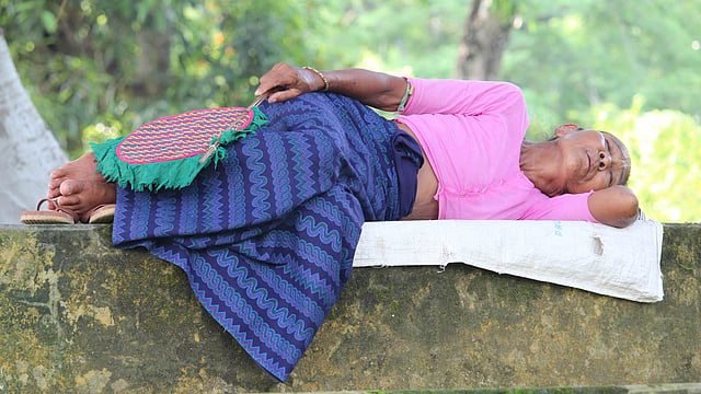 কাজের ফাঁকে বট গাছের ছায়ায় ঘুমিয়ে আছেন এক মারমা নারী। ছবিটি গতকাল মঙ্গলবার বিকেলে খাগড়াছড়ি পাহাড়ি কৃষি গবেষণাকেন্দ্র এলাকা থেকে তোলা। ছবি: নীরব চৌধুরী
