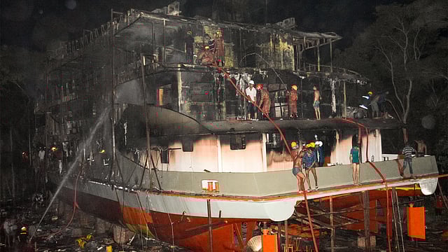 বরিশালের দপদপিয়ায় কীর্তনখোলা নদীর তীরবর্তী ডকইয়ার্ডে গতকাল মঙ্গলবার রাতে নির্মাণাধীন অ্যাডভেঞ্চার-৬ নামের জাহাজটিতে আগুন লাগে। ছবি: সাইয়ান