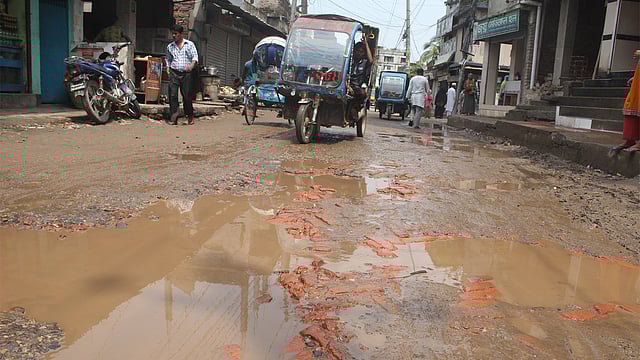 ময়মনসিংহ শহরের চরপাড়া মোড় থেকে পাটগুদাম ব্রিজ অভিমুখী সড়কটি বেহাল অবস্থায় রয়েছে। এ কারণে চার জেলার মানুষকে ভোগান্তি পোহাতে হচ্ছে। ছবিটি সম্প্রতি তোলা l প্রথম আলো