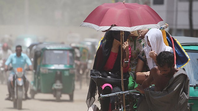 ধুলায় আচ্ছন্ন সিলেট নগরের পুলিশ লাইনস-মীরের ময়দান সড়ক। সিলেট সিটি করপোরেশন দীর্ঘদিন ধরে সড়কে সংস্কার কাজ করছে। ধীর গতিতে কাজ করায় এই পথ ব্যবহারকারীদের দুর্ভোগ পোহাতে হচ্ছে। ছবিটি বুধবার দুপুরে তোলা। ছবি: আনিস মাহমুদ