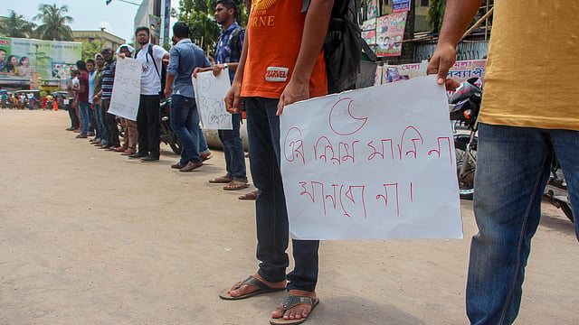 মেডিকেলের ভর্তি পরীক্ষায় দ্বিতীয়বার অংশগ্রহণকারীদের ক্ষেত্রে ৫ নম্বর কাটার সিদ্ধান্ত প্রত্যাহারের দাবিতে ভর্তি-ইচ্ছুক শিক্ষার্থী ও তাঁদের অভিভাবকেরা খুলনার শিববাড়ি মোড়ে মঙ্গলবার মানববন্ধন করেন। ছবি: সাদ্দাম হোসেন