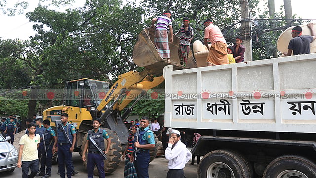 বিএনপির স্থায়ী কমিটির সদস্য মওদুদ আহমদের গুলশানের বাড়ি থেকে বুধবার মালামাল সরিয়ে নিচ্ছে রাজউক। ছবি: আশরাফুল আলম