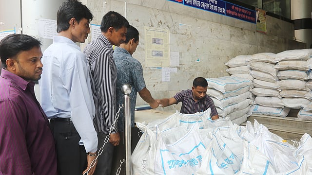 রমজান মাস উপলক্ষে বাংলাদেশ চিনি ও খাদ্য শিল্প করপোরেশন ‘সাশ্রয়ী মূল্যে’ চিনি বিক্রি করছে। প্রতি কেজি চিনির দাম রাখা হচ্ছে ৬৫ টাকা। ছবিটি বুধবার দুপুরে রাজধানীর মতিঝিলের চিনিশিল্প ভবন থেকে তোলা। ছবি: আবদুস সালাম