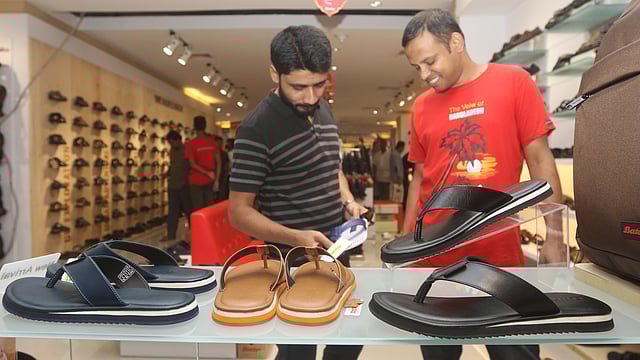 পাঞ্জাবির সঙ্গে স্লিপার বেশ মানাবে। ছবি: আবদুস সালাম