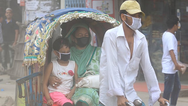 রাজধানীর রামপুরার পুরো ডিআইটি রোডটি ধুলায় আচ্ছন্ন। সড়ক খোঁড়াখুঁড়ির কারণে প্রতিনিয়ত ধুলা ছড়াচ্ছে। ছবিটি বুধবার দুপুরে তোলা। ছবি: আশরাফুল আলম