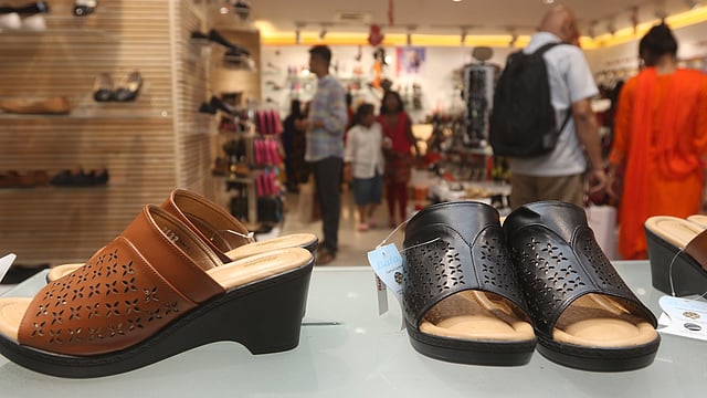 বিভিন্ন নকশা ছাপিয়ে আরামদায়ক চামড়ার জুতাও রয়েছে এবারের ঈদে। ছবি: আবদুস সালাম