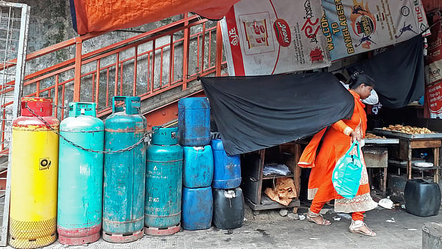 রাজধানীর শাহবাগের বারডেম হাসপাতালের সাবস্টেশনের পাশেই গড়ে উঠেছে ঝুঁকিপূর্ণ খাবারের দোকান। দোকানে রান্নার জন্য ফুটপাতেই অরক্ষিতভাবে রাখা হয়েছে একাধিক গ্যাস সিলিন্ডার। ছবিটি বুধবার দুপুরে তোলা। ছবি: সাইফুল ইসলাম