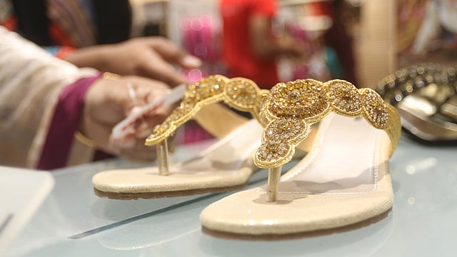 পাথর-চুমকির কারুকাজ করা নকশার জুতা এবার অগ্রাধিকার পেয়েছে নারীদের কাছে। ছবি: আবদুস সালাম