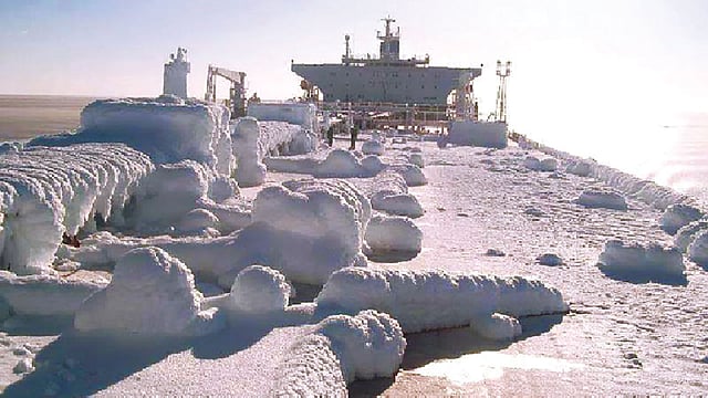 শীতের দেশে বরফাবৃত জাহাজের ডেক
