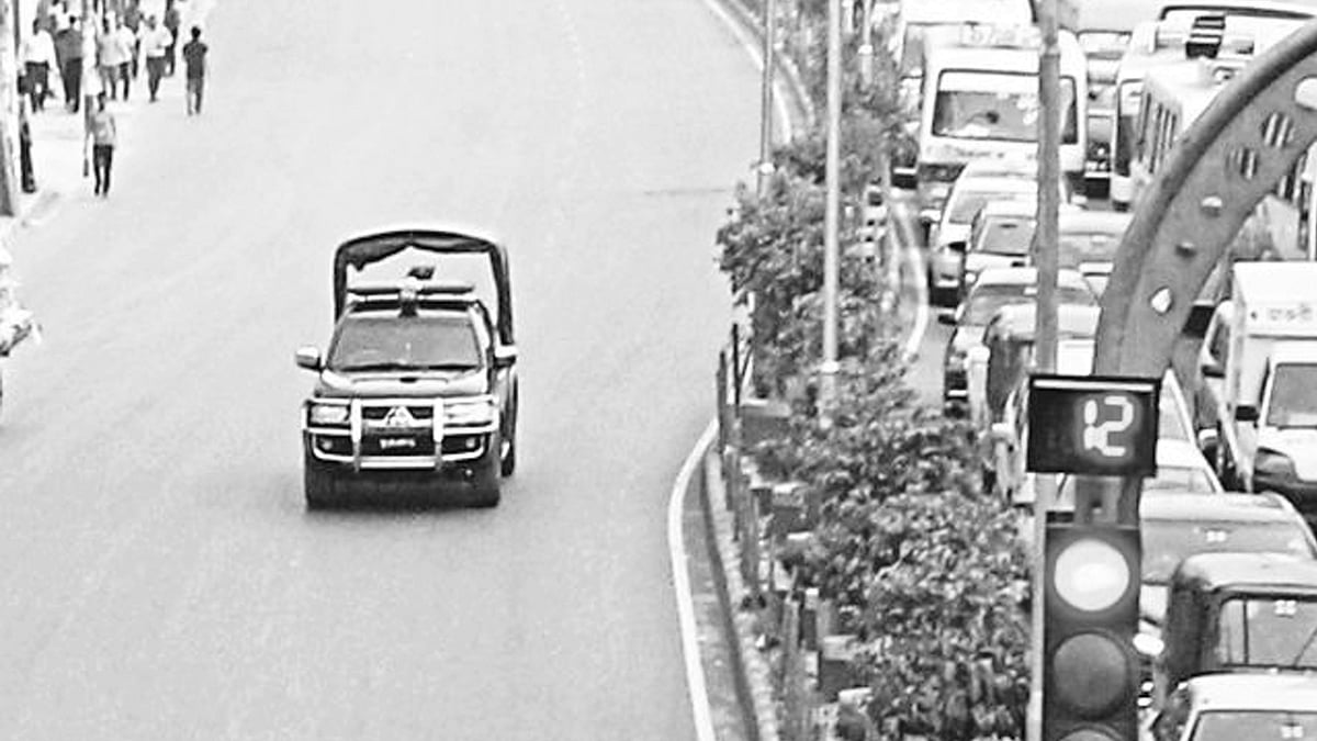 পুলিশের গাড়িও চলে রং সাইডে