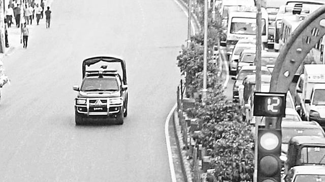 পুলিশের গাড়িও চলে রং সাইডে