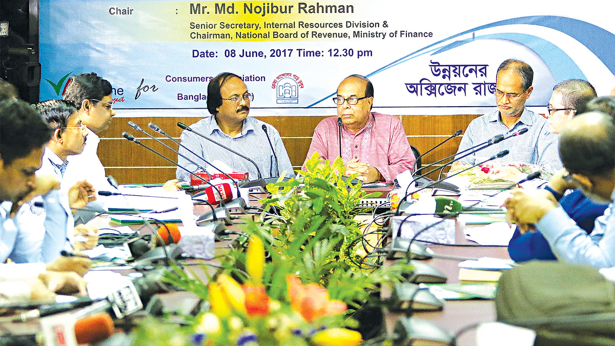 কনজ্যুমার অ্যাসোসিয়েশন অব বাংলাদেশের (ক্যাব) সদস্যদের জন্য গতকাল রাজধানীর ডিপ্লোমা ইঞ্জিনিয়ার্স ​ইনস্টিটিউটে জাতীয় রাজস্ব বোর্ডের (এনবিআর) ভ্যাট অনলাইন প্রকল্প আয়োজিত কর্মশালায় বক্তারা l প্রথম আলো