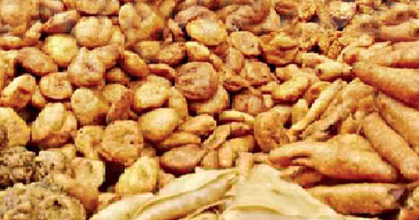 গরমে ভাজাপোড়া খাবারে সতর্ক থাকার পরামর্শ দেন বিশেষজ্ঞরা।