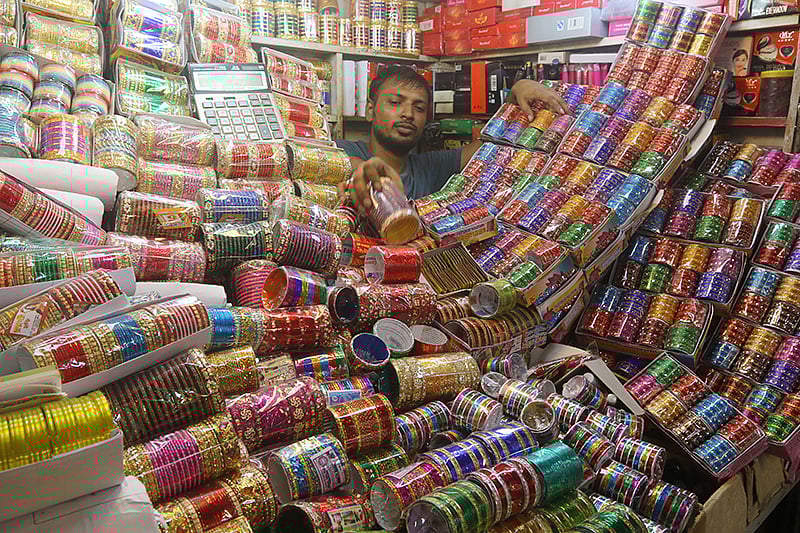 পুরান ঢাকার চকবাজারের দোকানগুলোতে ধাতব চুড়ি আসে লালবাগের শহীদনগর থেকে। ছবিটি রোববার তোলা। ছবি: আবদুস সালাম